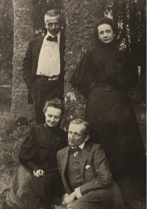 Siedzą: Maria i Konstanty, stoją: Henryk i Jadwiga Skirmuntowie, Mołodów, 1906. Fot. ze zbiorów Zofii Dernałowicz