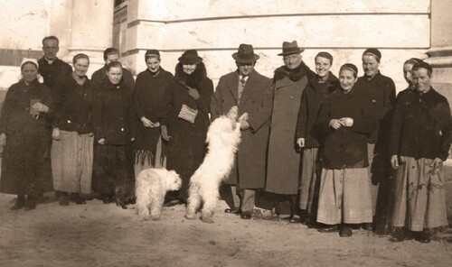 Pierwsze urszulanki szare w Mołodowie, 1937 r.; od lewej: ks. Jan Zieja (drugi), Maria Skirmunt (siódma),  Henryk Skirmunt (ósmy), Konstanty Skirmunt (dziewiąty). Fot. Archiwum Zgromadzenia Sióstr Urszulanek SJK