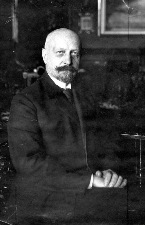 Juliusz Makarewicz, senator. Fotografia portretowa. Lwów. Ze zbiorów Narodowego Archiwum Cyfrowego