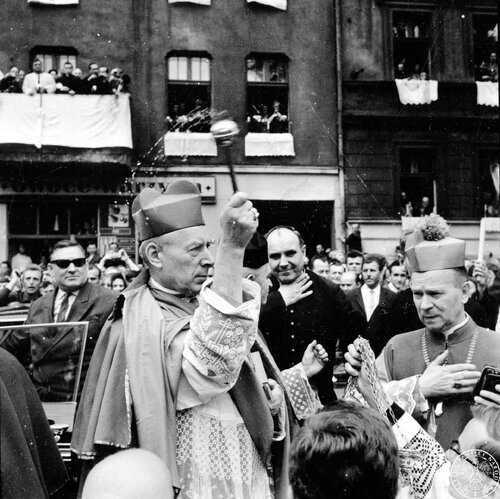 Prymas Stefan Wyszyński, trzymając w ręku kropidło, święci wiernych po przybyciu na uroczystości milenijne na Kalwarii Piekarskiej. Obok niego biskup koadiutor diecezji katowickiej Herbert Bednorz (1P).  22 maja 1966 r. Fot. z zasobu IPN