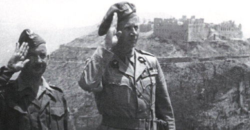 Dowódca 3. DSK gen. Bronisław Duch i dowódca 2. BSK płk Roman Szymański na wzgórzu 593 oddają hołd poległym karpatczykom, Monte Cassino, 18 maja 1944 r. (fot. ze zbiorów rodziny Szymańskich)