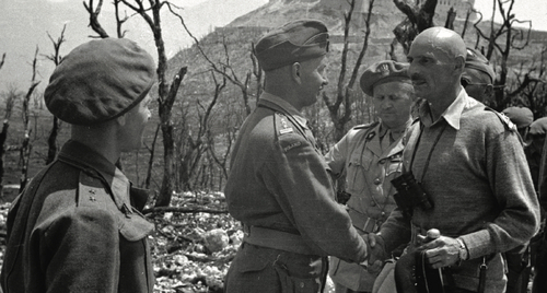 Gratulacje dowódcy 2. Korpusu gen. Władysława Andersa po zajęciu klasztoru Monte Cassino przez oddziały płk. Romana Szymańskiego (fot. ze zbiorów rodziny Szymańskich)