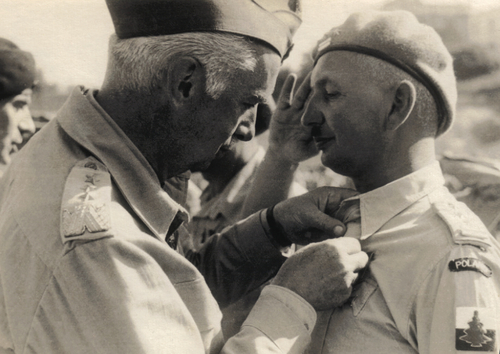 Dekoracja płk. Romana Szymańskiego Złotym Krzyżem Virtuti Militari przez Naczelnego Wodza gen. Kazimierza Sosnkowskiego, Ankona, 31 lipca 1944 r. (fot. ze zbiorów rodziny Szymańskich)