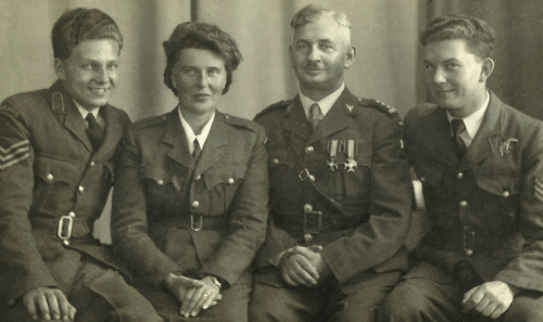Spotkanie rodzinne po pięciu latach rozłąki; od lewej: Roman jr, Maria, Roman i Tadeusz Szymańscy – wszyscy w szeregach PSZ, Szkocja, 29 września 1944 r. (fot. ze zbiorów rodziny Szymańskich)