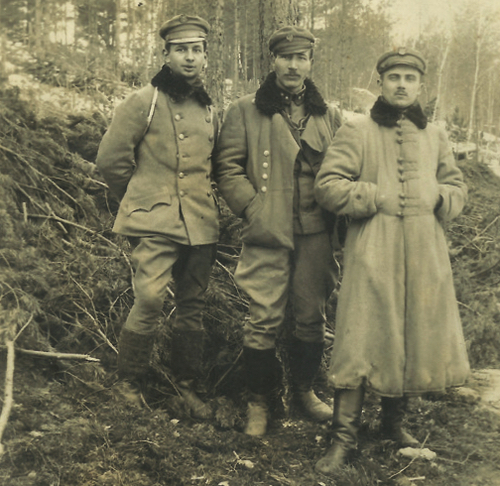 Oficerowie 6. pp Legionów. Stoją od lewej: chor. Roman Szymański, por. Józef Gigiel-Melechowicz (w 1940 r. zamordowany przez NKWD w Charkowie), por. Roman hr. Łubieński (adiutant 6. pp Legionów, został 6 lipca 1916 r. wzięty do rosyjskiej niewoli i zastrzelony podczas eskorty), Optowa, 26 lutego 1916 r. (fot. ze zbiorów rodziny Szymańskich)