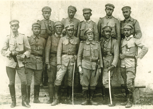 Żołnierze II plutonu 1. Kompanii Kadrowej; w pierwszym rzędzie drugi od prawej dowódca Henryk Paszkowski „Krok”, trzeci pisarz Wacław Sieroszewski „Sirko”, Roman Szymański „Tewański” stoi w środku w drugim rzędzie, Kielce, sierpień 1914 r. (fot. ze zbiorów WBH)