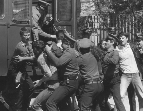 Demonstracja pod konsulatem sowieckim, 16 maja 1989 r. Fot. Andrzej Stawiarski, zbiory FCDCN