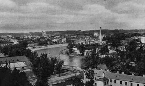 Wilno, Polska. Widok ogólny z góry Trzech Krzyży na ujście Wilenki i rzekę Wilię. Po drugiej stronie rzeki widoczny komin Elektrowni Miejskiej i obok niego kościół św. Rafała. Po lewej stronie na wprost wieże kościoła św. Jakuba na Łukiszkach. Ze zbiorów NAC