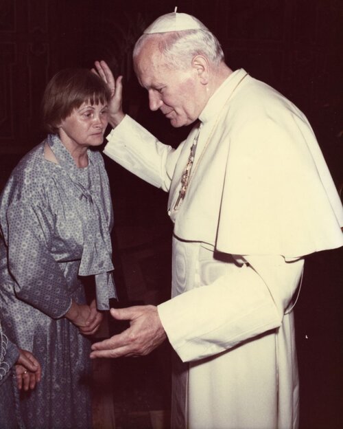 Z Ojcem Świętym Janem Pawłem II. Fot. z kolekcji rodzinnej Barbary Otwinowskiej