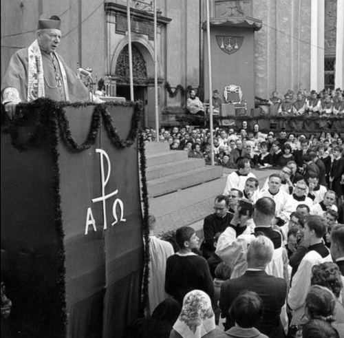 Prymas Wyszyński wygłasza kazanie podczas uroczystej mszy św. pontyfikalnej przed Bazyliką Św. Jadwigi Śląskiej w Trzebnicy - 16 X 1966 r. (fot. IPN)