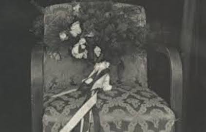 Pusty tron Prymasa Polski z wiązanką biało-czerwonych kwiatów, symbolizujący więź wiernych z bezprawnie uwięzionym kardynałem Wyszyńskim. Uroczystości na Jasnej Górze - 26 VIII 1956 r.
