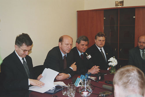 Maciej Płażyński podczas otwarcia siedziby Oddziału Instytutu Pamięci Narodowej w Gdańsku, 13 czerwca 2001 r. Fot. IPN