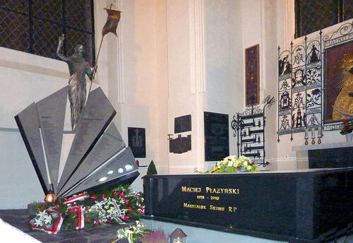 Pomnik ofiar katastrofy smoleńskiej i grób Macieja Płażyńskiego w bazylice Mariackiej w Gdańsku. Fot. Wikimedia Commons/Stanislaw Kosiedowski (CC BY-SA 3.0)