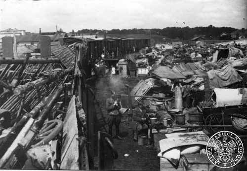 Jeden z punktów załadowczych skąd przesiedleńcy ukraińscy w ramach Akcji "Wisła" koleją wyruszali na tzw. Ziemie Odzyskane, 1947 r. Fot. AIPN