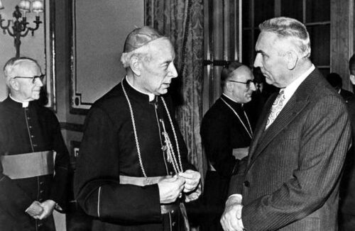 Prymas Wyszyński rozmawia z I sekretarzem Komitetu Centralnego PZPR Edwardem Gierkiem podczas jego wizyty we Włoszech w 1977 r., w trakcie której spotkał się także z papieżem Pawłem VI