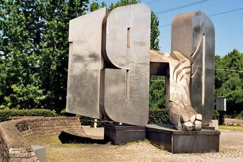 Pomnik Ofiar Grudnia 1970 r. w Gdyni, usytuowany przy obecnym pl. Janka Wiśniewskiego, nieopodal przystanku Gdynia Stocznia, gdzie na ranem 16 XII 1970. r. doszło do masakry polskich stoczniowców zmierzających do pracy (fot. Wikipedia/CC BY-SA 3.0/Topory)