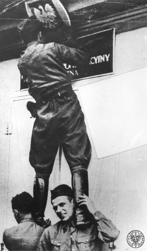 Wrzesień 1939 r. Członkowie niemieckich formacji paramilitarnych (tzw. Freikorpsu) usuwają polskie szyldy na Śląsku po wybuchu II wojny światowej. Fot. z zasobu IPN