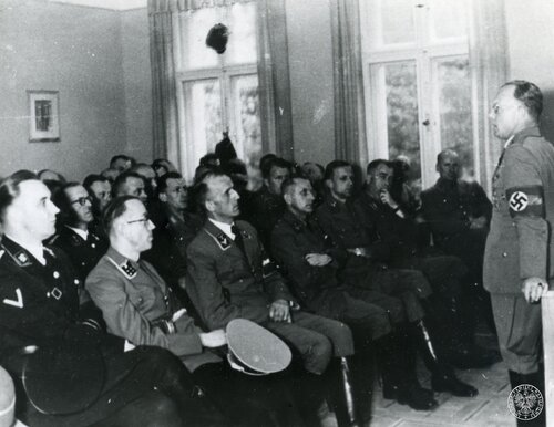 II wojna światowa, okupacja niemiecka. Zebranie w sali; po prawej przemawia na stojąco gauleiter Bracht. W pierwszym rzędzie od lewej siedzą m.in. (drugi) dr Frick, burmistrz miasta Zawiercie, i (trzeci) Lechman, Kreisleiter. Fot. z zasobu IPN