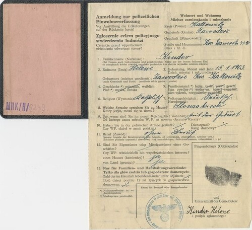 Dokument “zgłoszenie celem policyjnego stwierdzenia ludności” (<i>Anmeldung zur polizeilichen Einwohnererfassung</i>), tzw. palcówka (ze względu na odcisk palca umieszczany na formularzu zamiast fotografii). 1939 - 1940. Dokument został opatrzony odciskiem pieczęci <i>Der Reichsführer SS und Chef der Deutschen Polizei/ Einwohner-Erfassung</i>. Ze zbiorów Muzeum Historii Katowic