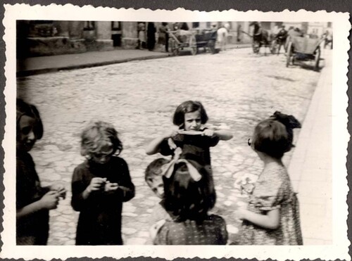 Dziewczynki żydowskie bawiące się na Kazimierzu. Fotografia wykonana najprawdopodobniej w 1940 r. Ze zbiorów Archiwum Żydowskiego Instytutu Historycznego