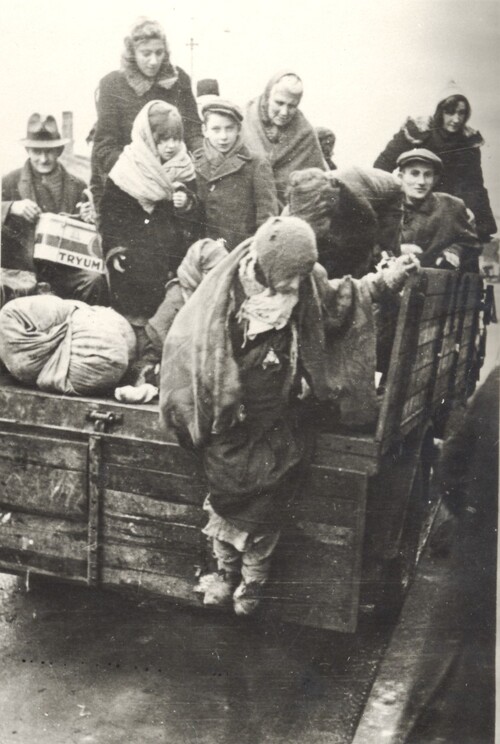 Fotografia wykonana podczas przesiedlania Żydów z Krakowa. Na zdjęciu przedstawieni są dorośli i dzieci opuszczający miasto. Brak jednak szczegółowych danych, w którym roku wykonano fotografię. Ze zbiorów Archiwum Żydowskiego Instytutu Historycznego