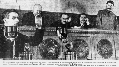 Od lewej Trofim Łysenko, Stanisław Kosior, Anastas Mikojan, Andriej Andriejew, Józef Stalin. Kreml, Pałac Zjazdów 1935