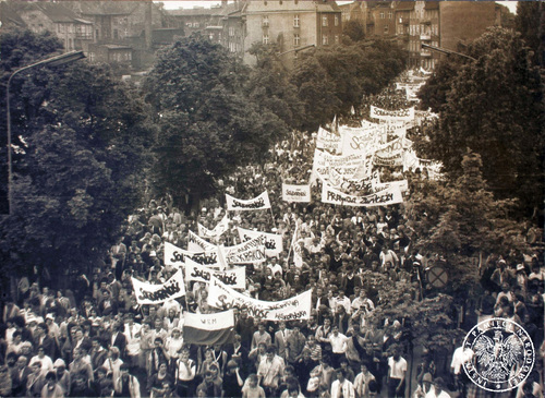 Manifestacja podczas wizyty Ojca Świętego Jana Pawła II w Gdańsku. Na zdjęciu widoczni są ludzie idący z transparentami z napisem Solidarność, prawdopodobnie po papieskiej Mszy świętej na Zaspie, 12 VI 1987 r. Fot. AIPN