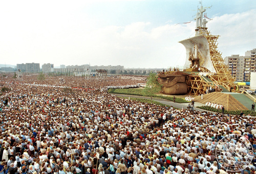 Tłumy wiernych na Mszy Św. dla ludzi pracy z udziałem Jana Pawła II na Gdańskiej Zaspie – po prawej ołtarz papieski stylizowany na dawny żaglowiec floty gdańskiej. 12 VI 1987 r. Fot. AIPN