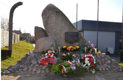 Pomnik znajdujący się przed Urzędem Gminy w Dziemianach. Źródło: Ośrodek Kultury w Dziemianach