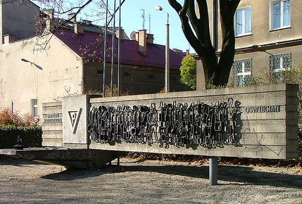 Pomnik na placu Więźniów KL Auschwitz w Tarnowie (fot. Wikipedia/CC BY-SA 2.5/Emmanuel Dyan)
