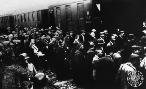 Formowanie pierwszego transportu do Auschwitz na dworcu kolejowym w Tarnowie, 14 VI 1940 r.