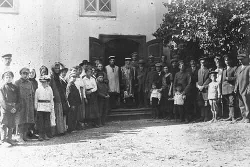 Legioniści wraz z Żydami i ich rabinami przed drzwiami synagogi, 1914 - 1918. Fotografia wykonana prawdopodobnie na Kresach. Ze zbiorów Narodowego Archiwum Cyfrowego