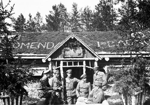 Legiony na froncie wschodnim nad Styrem. Przed komendą 4 pułku Legionów Polskich. Ze zbiorów Narodowego Archiwum Cyfrowego