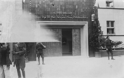 Wejście do IV Szpitala Okręgowego im. gen. dyw. dra med. Felicjana Sławoja Składkowskiego w Łodzi. Ze zbiorów Narodowego Archiwum Cyfrowego (autor: Śpiewak)