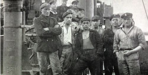 Grupa remontowa na ORP „Mazur” (fot. z książki Stocznia Marynarki Wojennej im. Dąbrowszczaków w Gdyni 1922–1972)
