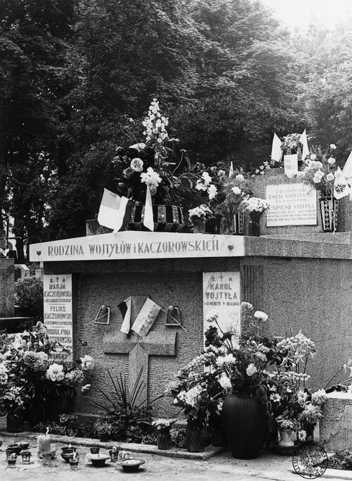Grobowiec rodzin Wojtyłów i Kaczorowskich na Cmentarzu Rakowickim (w części tzw. Wojskowej) w Krakowie, 1979 r. (pierwsza pielgrzymka papieża Jana Pawła II do Ojczyzny, podczas której Ojciec Święty odwiedził grób rodziców). Fot. z zasobu IPN