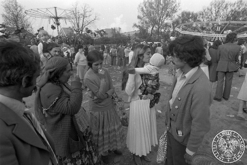 Romowie na jarmarku po procesji na Boże Ciało w Łowiczu, 1975 Fot. AIPN
