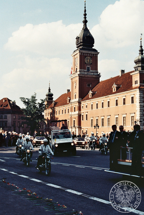 Jan Paweł II i prymas Polski Józef Glemp w papamobile w asyście milicjantów na motocyklach przejeżdżają przez Plac Zamkowy pozdrawiani przez wiernych, 14 VI 1987 r. Fot. AIPN