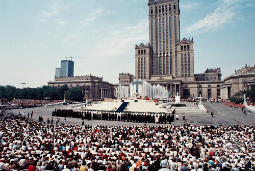 Widok ogólny na ołtarz ustawiony na Placu Defilad na tle Pałacu Kultury i Nauki w czasie Mszy świętej beatyfikacyjnej biskupa włocławskiego Michała Kozala, 14 VI 1987 r. Fot. AIPN