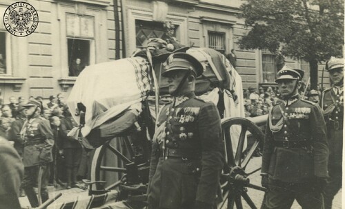 Trumna z ciałem marszałka, jadąca na lawecie armatniej w asyście oficerów Wojska Polskiego. Fot. z zasobu AIPN