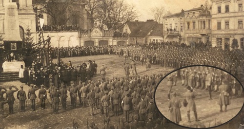 Uroczystość wręczenia sztandaru 7. Pułkowi  Strzelców Wielkopolskich, Chodzież, 1 marca 1920 r.; na zbliżeniu widoczni dwaj fotografowie wojskowi i jeden cywilny. Fot. autor zdjęcia nieznany