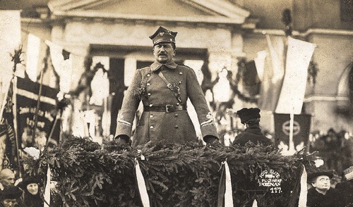 Gen. Józef Dowbor-Muśnicki przemawia w trakcie uroczystości przejęcia Bydgoszczy, 22 stycznia 1920 r. Fot. J. Puciński