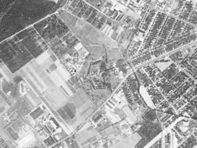 Zdjęcie lotnicze Fortu VIII w Poznaniu wykonane najprawdopodobniej w 1965 r.