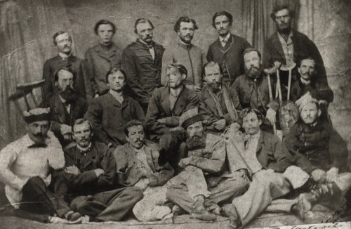 Adam Chmielowski (stoi w górnym rzędzie drugi od prawej) wśród powstańców. Fot. z Archiwum Sióstr Albertynek w Krakowie