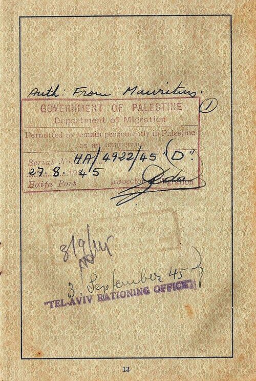 Strona dokumentu paszportowego wydawanego Żydom, którzy zostali internowani na wyspie Mauritius od końca 1940 r. do sierpnia 1945 r. (fot. Wikipedia/CC BY-SA 4.0/Huddyhuddy)