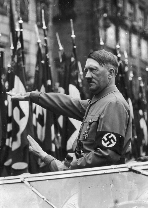 Kanclerz Rzeszy Adolf Hitler odbierający defiladę. Maj 1937. Ze zbiorów Narodowego Archiwum Cyfrowego