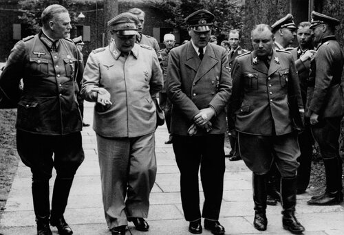 Od lewej widoczni: Wilhelm Keitel, Hermann Goring, Adolf Hitler, Martin Bormann. Z tyłu widoczni również: Alfred Jodl (z zabandażowaną głową), Heinrich Himmler (z prawej w okularach) i Ferdinand Schorner (pierwszy z prawej). Lipiec 1944. Ze zbiorów Narodowego Archiwum Cyfrowego