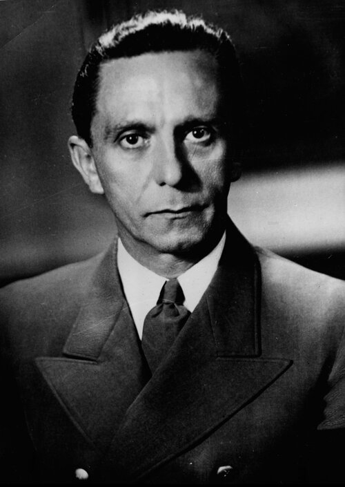 Joseph Goebbels, minister propagandy III Rzeszy. Fotografia portretowa wykonana z okazji 46. rocznicy urodzin. Listopad 1943. Ze zbiorów Narodowego Archiwum Cyfrowego