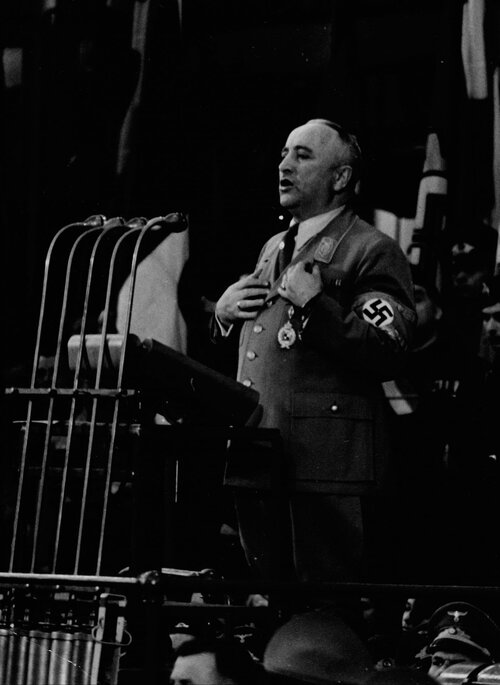 Szef niemieckiego Frontu Pracy, Robert Ley wygłasza przemówienie. Między 1939 a 1945. Ze zbiorów Narodowego Archiwum Cyfrowego