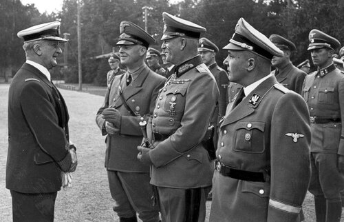 Od lewej: admirała Miklos Horthe, minister spraw zagranicznych Rzeszy Joachim von Ribbentrop, marszałek Wilhelm Keitel, Reichsleiter Martin Bormann. Wrzesień 1941. Ze zbiorów Narodowego Archiwum Cyfrowego